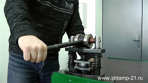 Работа пресса эксцентрикового ручного с полуавтоматическим штампом ...