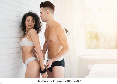imagens de guy  girl kissing  underwear imagens fotos stock