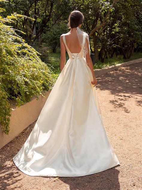 Low back a line wedding dresses | Honestweddingadvice.com