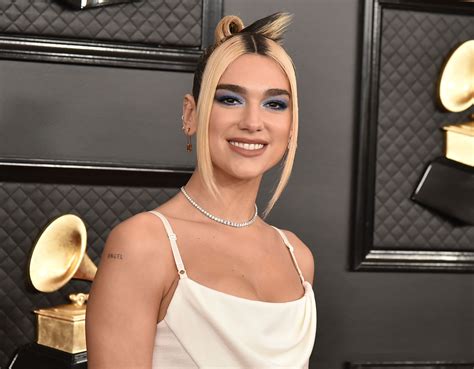 Ojoz azules y labios nude, la combinación favorita de Dua Lipa que no