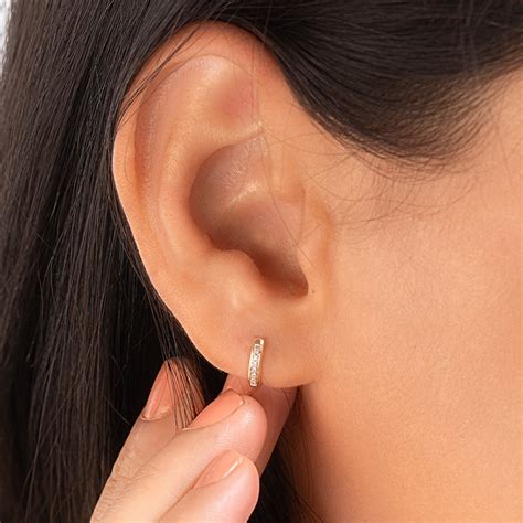 choose  perfect earrings  attached earlobes  caratlane