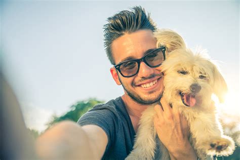 Мужчина делает селфи. Что в этом такого? | PSYCHOLOGIES