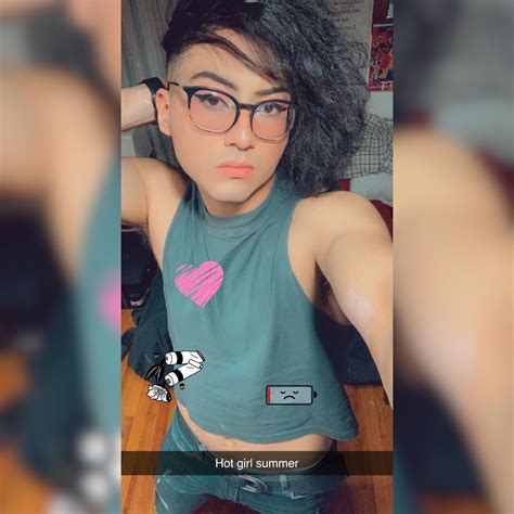 Can’t talk right now, I’m doing hot girl shit 💅🏻 : r/femboy