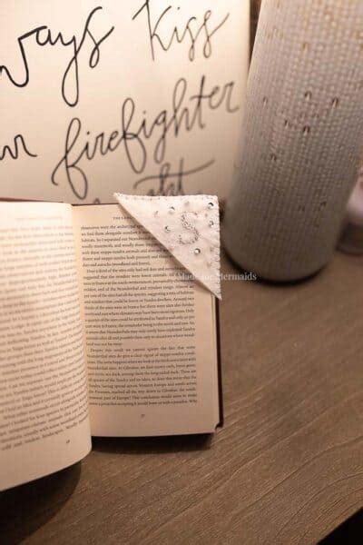 FREE PDF PATTERN- Felt Corner Bookmark in 3 sizes
