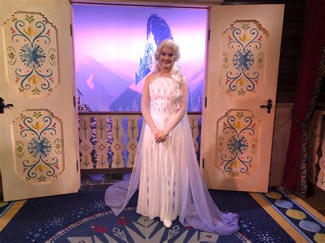 PHOTOS, VIDEO: Anna and Elsa Debut New "Frozen 2" Costumes at EPCOT’s ...