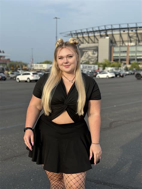 i wore this to a concert ;) : r/croptopgirls