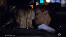 gif de baisers dans la voiture car couple gifs find share  giphy