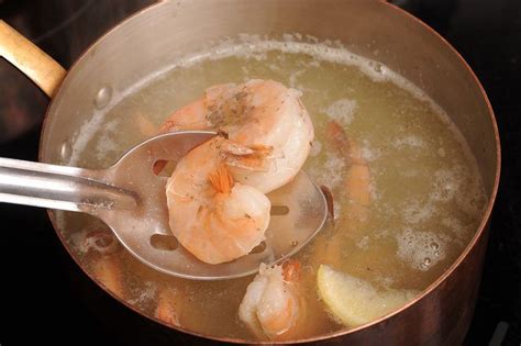 How to Cook Frozen Shrimp With the Shell on the Stove Top | Livestrong
