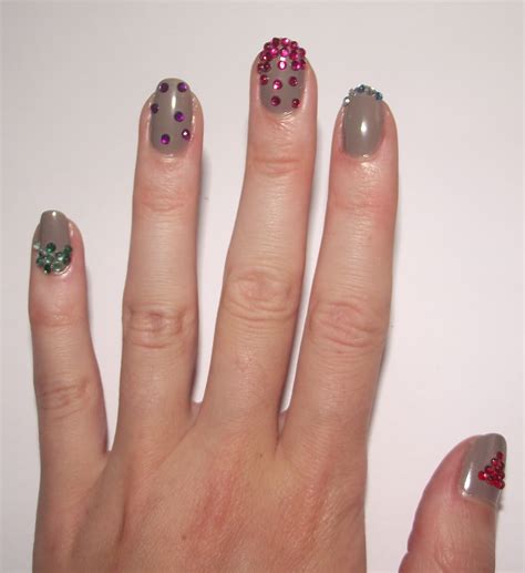 how to put nail gems on