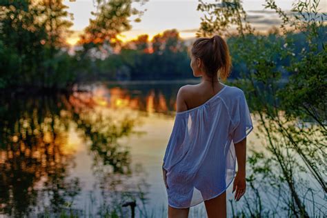 無料画像 : 女の子, 女性, モデル, 壁紙, ヘア, 工場, People in nature, ショートパンツ, フラッシュ写真