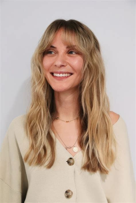 30 Lovely Long Hair Ideas With Bottleneck Bangs - Styleoholic