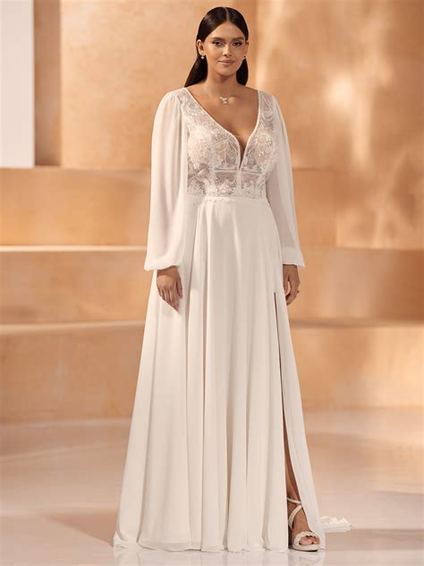 Abito sposa curvy scivolato con spacco e maniche lunghe. | Favole