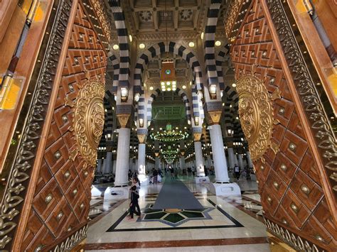 Muslim pilgrims flock to Prophet's Mosque in Medina during Umrah