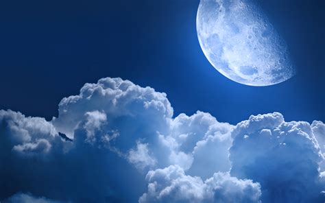 Moonlit Clouds: A Stunning 4K Ultra HD Wallpaper of Nature's Sky