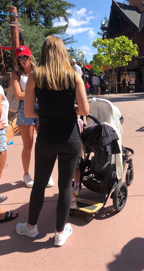 Another MILF at the amusement park - Spandex, Leggings & Yoga Pants - Forum