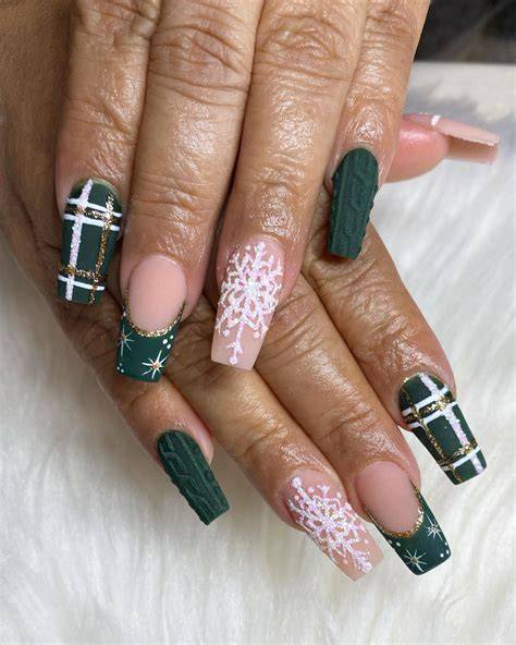 23+ Dark Green Christmas Nails Are This Season's Biggest Beauty Flex