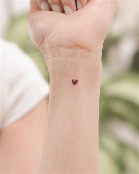 20 Stunning Minimalist Tattoos That Are Pure Elegance
