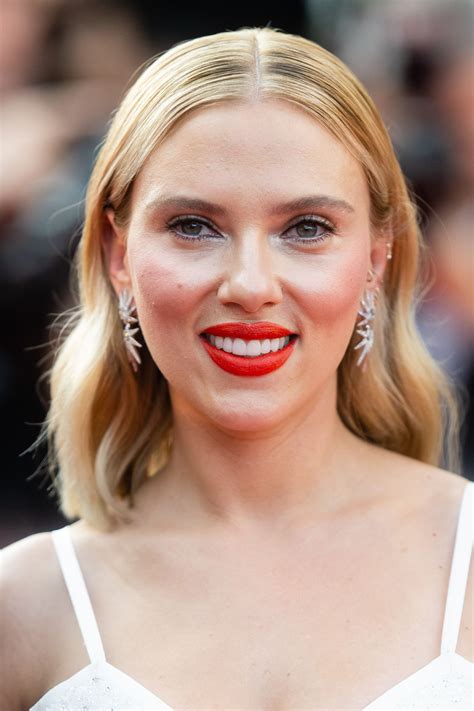 scarlett johansson nous parle de son acne de sa routine bien etre