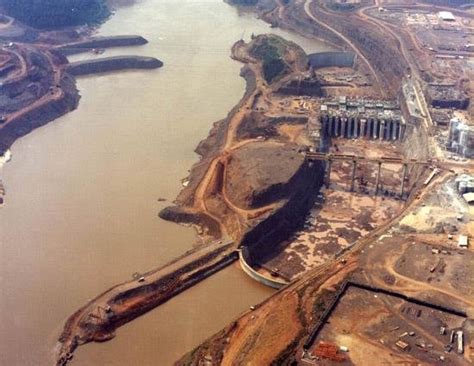 Paisagem da área da barragem de Itaipu na época da construção do canal... | Download Scientific ...