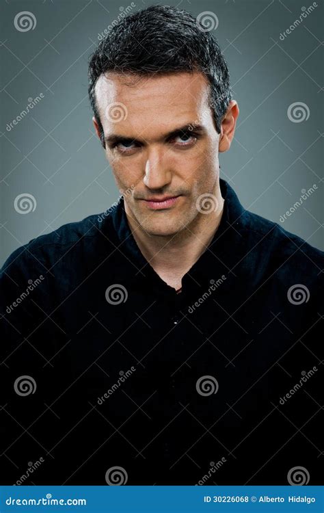 Mann mit ernstem Ausdruck stockfoto. Bild von mittler - 30226068