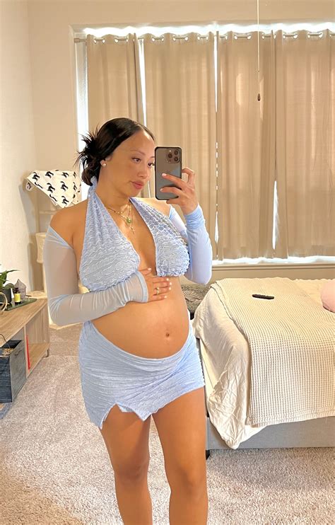 7 months pregnant 💙 into my last trimester 🥲 : r/ClothedPreggo