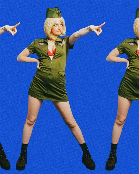 Chloe Troast : r/HotFemaleComedians