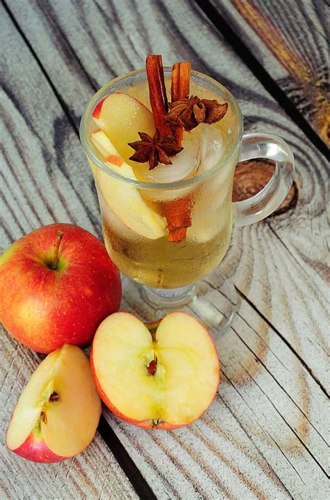 Classic Sparkling Apple Cider - HowdyKitchen