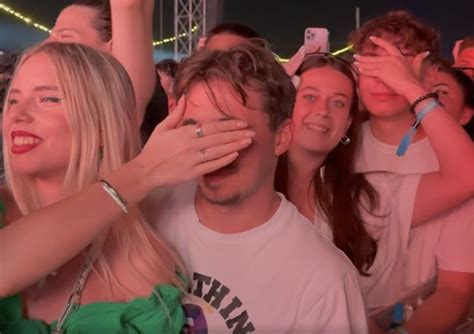 mulheres tapam rosto de namorados durante show de anitta na europa