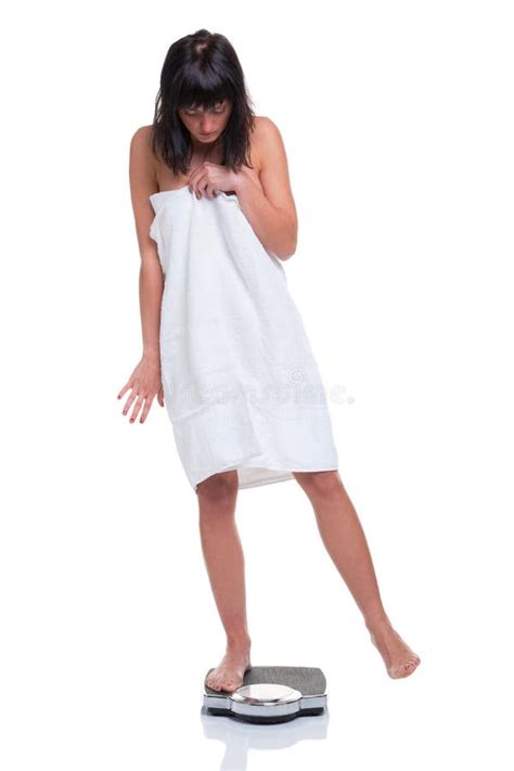 Mulher que pesa-se foto de stock. Imagem de dieta, figura - 12127572
