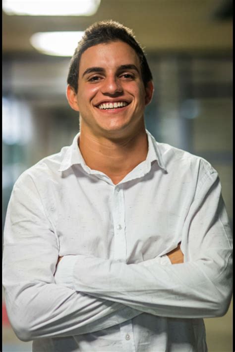 Foto: Ex-BBB Manoel dividiu internautas após receber massagem de