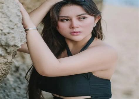rena dyana selebgram seksi diduga pemeran video syur kebaya hijau