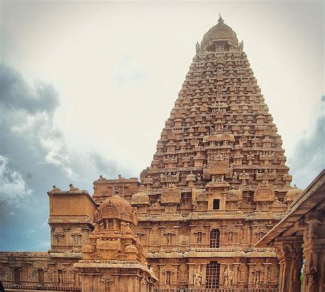 Premium Photo | Exterior of brihadeeswarar temple against sky