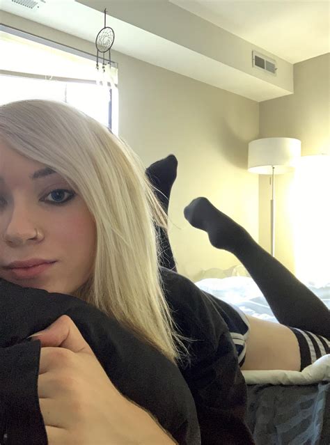 i really need to stop straightening my hair. my split ends have split