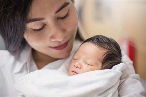 7 Tips Menggendong Bayi Baru Lahir yang Perlu Ibu Baru Perhatikan ...