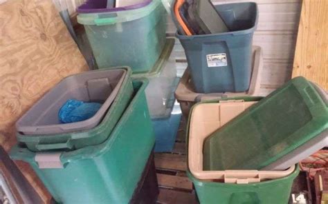 APPROXIMATELY 13 ASSORTED SIZES OF TOTES AND LIDS - Metzger Property ...