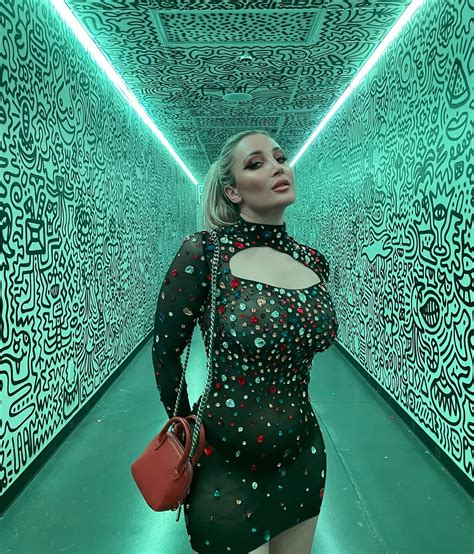 Holly Wolf (@hollywolfirl) • Instagram photos and videos