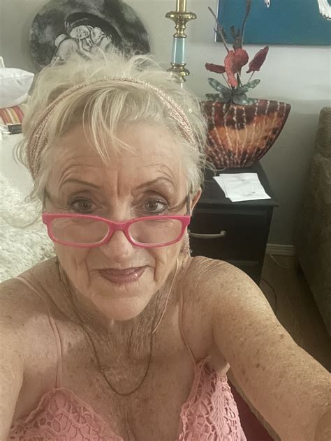 New glasses! 👓 | Old woman in pink hairband, Funny old people memes