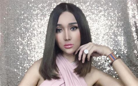 siap siap lucinta luna bakal luncurkan lima warna brand lipstik sendiri