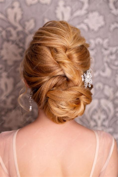 Beautiful bride back with elegant wedding hair style, white dress ...
