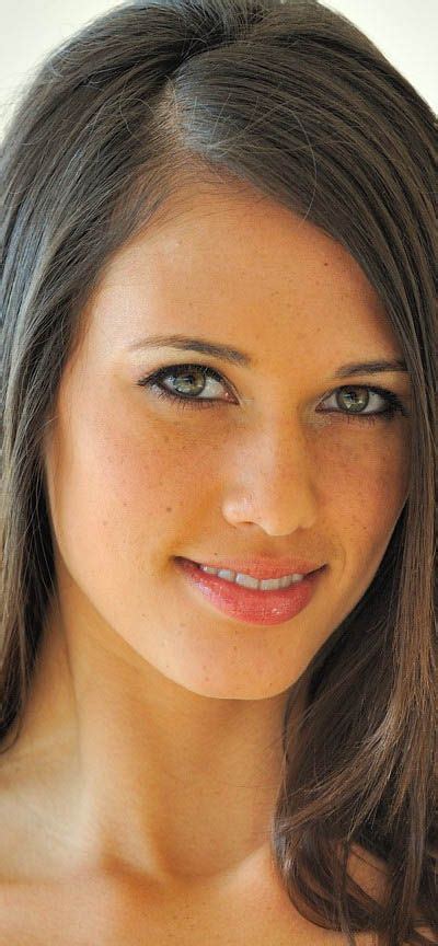 Discovering the Glamorous Life of Tiffany Thompson through Stunning Images 26