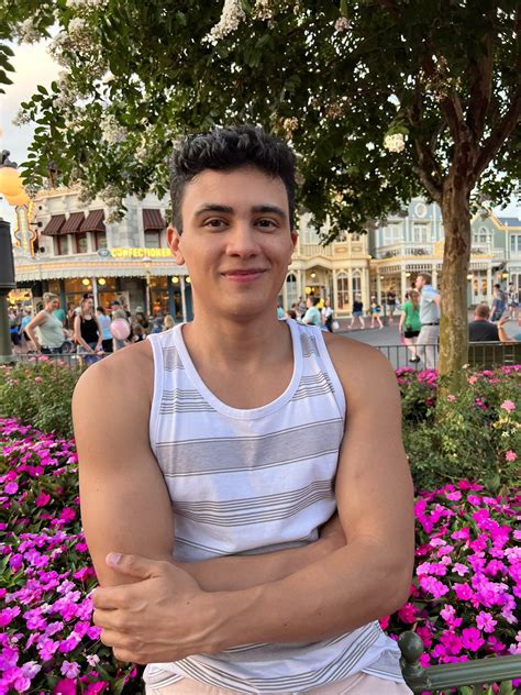 Mememimo (+18) on Twitter: "Does this man look capable of destroying