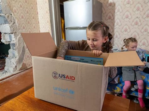 Зимові речі для дітей в Ізюмі: зігріти найменших | UNICEF