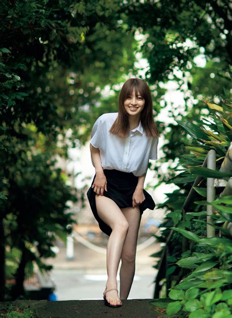 篠崎愛が『週プレPREMIUM』に登場、ぶかぶか青ニットで胸キュン萌袖 | ENTAME next - アイドル情報総合ニュースサイト