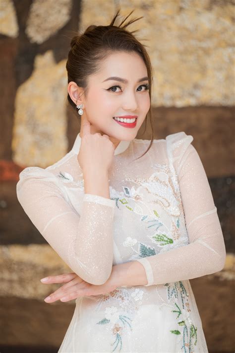 Nguyễn Ngọc Anh đẹp ngọt ngào và quyến rũ trong chương trình Xuân quê hương