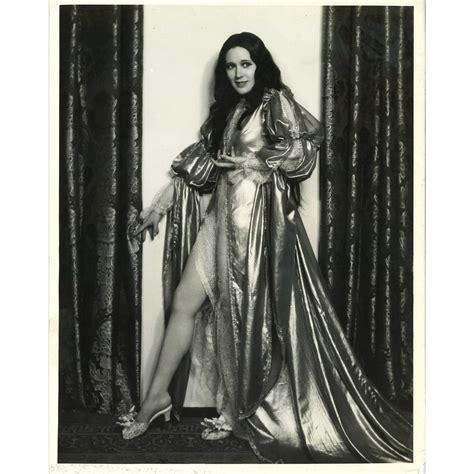 ENSEMBLE DE CINQ PHOTOGRAPHIES EN NOIR ET BLANC DE LUPE VÉLEZ (1908