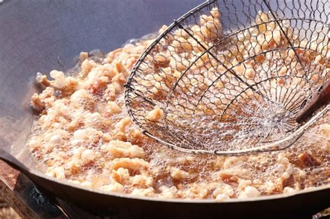 Preparação Da Pele Do Porco Frita E Crocante - Pele de porco crocante frita | Foto Premium