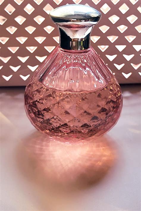 Dazzle Paris Hilton perfume - a fragrance for women 2012