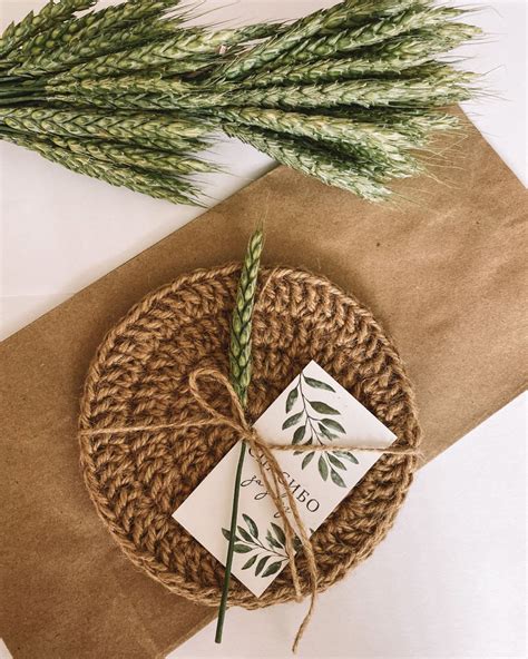 Салфетка из джута | Christmas tree skirt, Burlap bag, Burlap