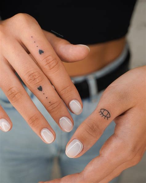 Tattoos No Dedo Feminina - Tatuagem feminina no dedo: inspirações delicadas e impactantes para ...