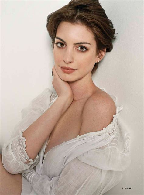 Anne Hathaway Style, Clothes, Outfits and Fashion• Page 51 of 54